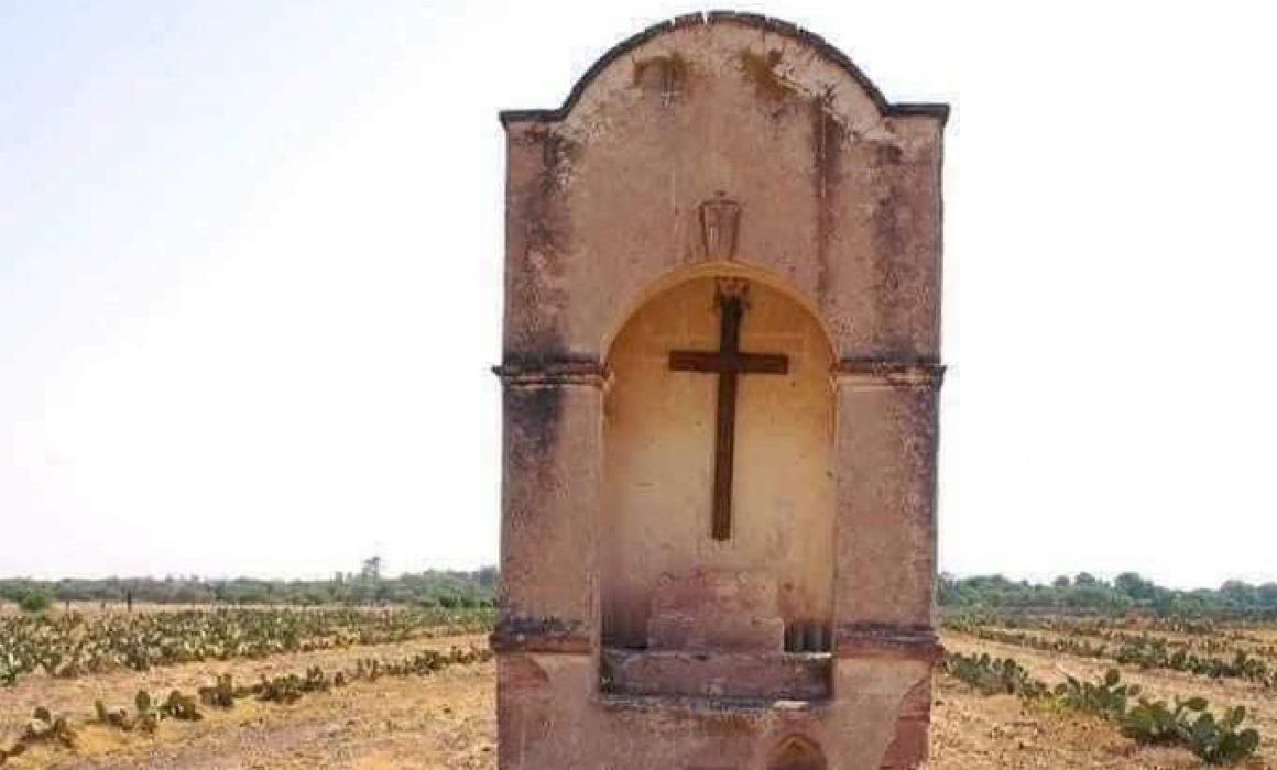 La supuesta tumba de La Llorona se encuentra en la Hacienda Siete Reales, cerca de Dolores Hidalgo, Guanajuato, México, a un costado de la carretera hacia Guanajuato capital. Es un lugar marcado por una cruz y una placa que menciona el año 1913, asociado a leyendas de exorcismos y apariciones en la zona.